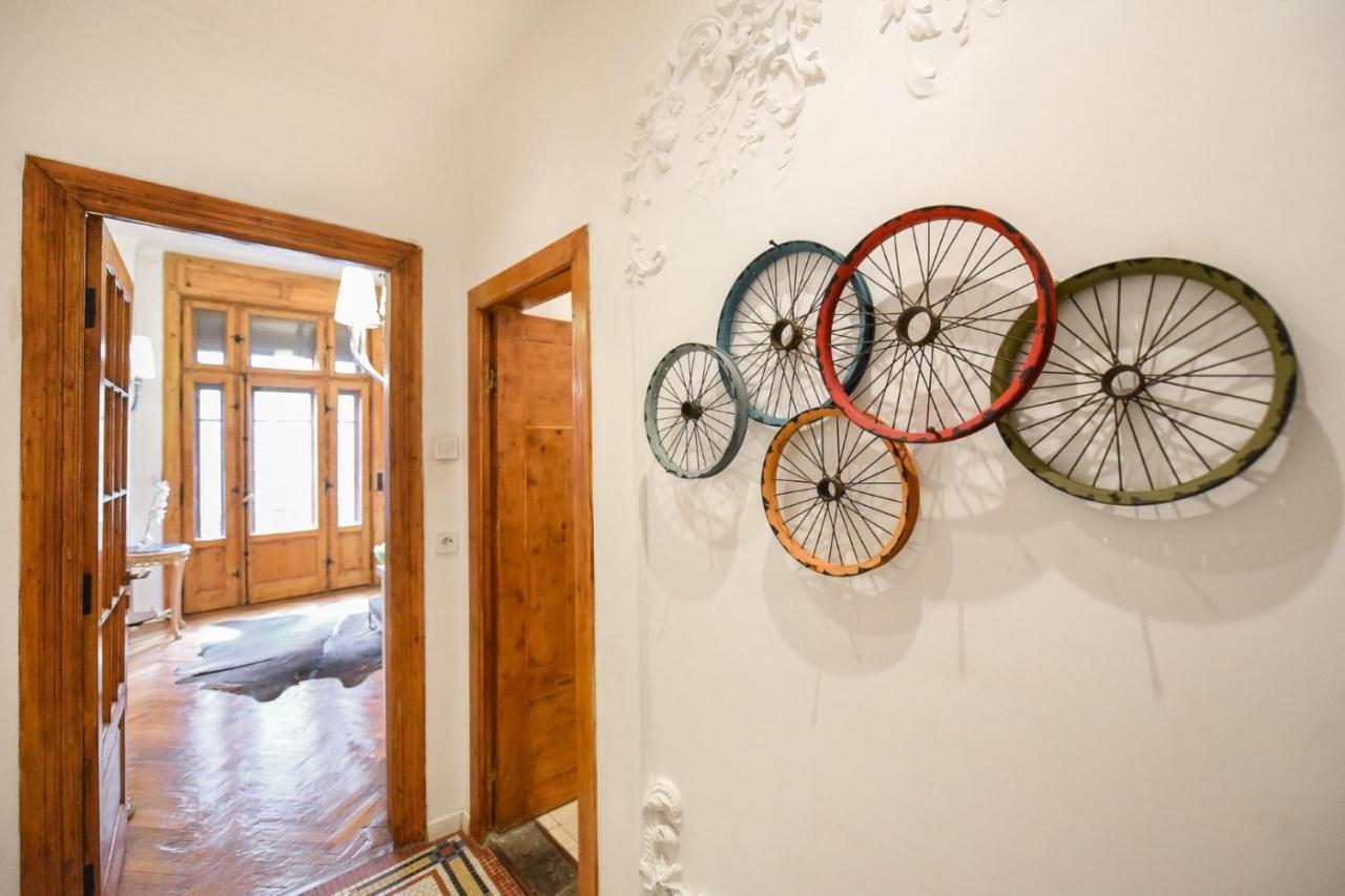 בוקרשט Vintage Elegance, Modern Comfort: 1Br Apartment Overlooking Calea Victoriei מראה חיצוני תמונה