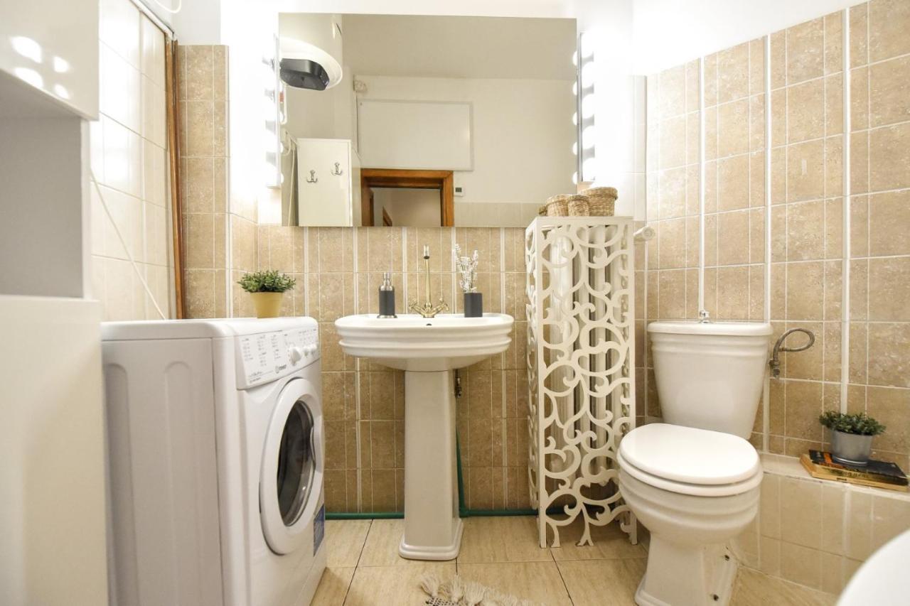 בוקרשט Vintage Elegance, Modern Comfort: 1Br Apartment Overlooking Calea Victoriei מראה חיצוני תמונה