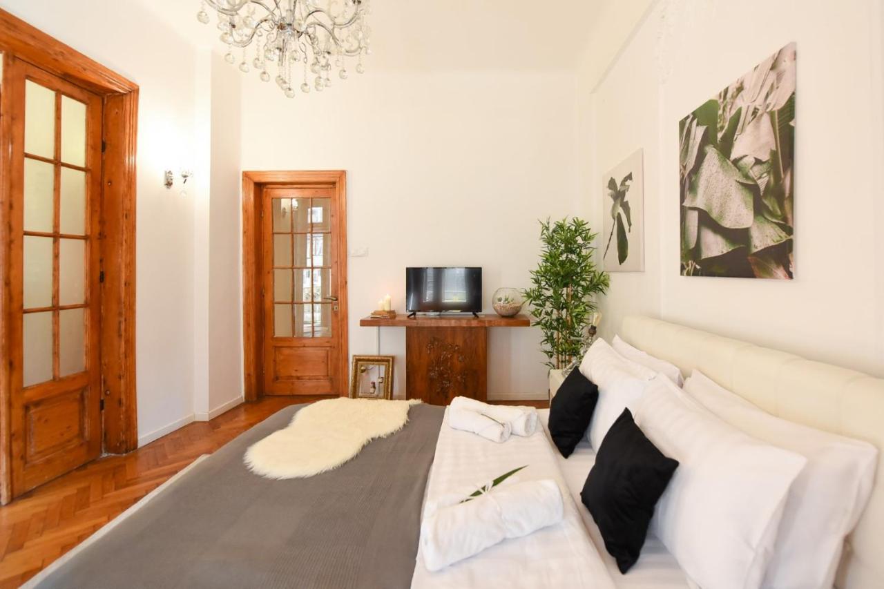 בוקרשט Vintage Elegance, Modern Comfort: 1Br Apartment Overlooking Calea Victoriei מראה חיצוני תמונה