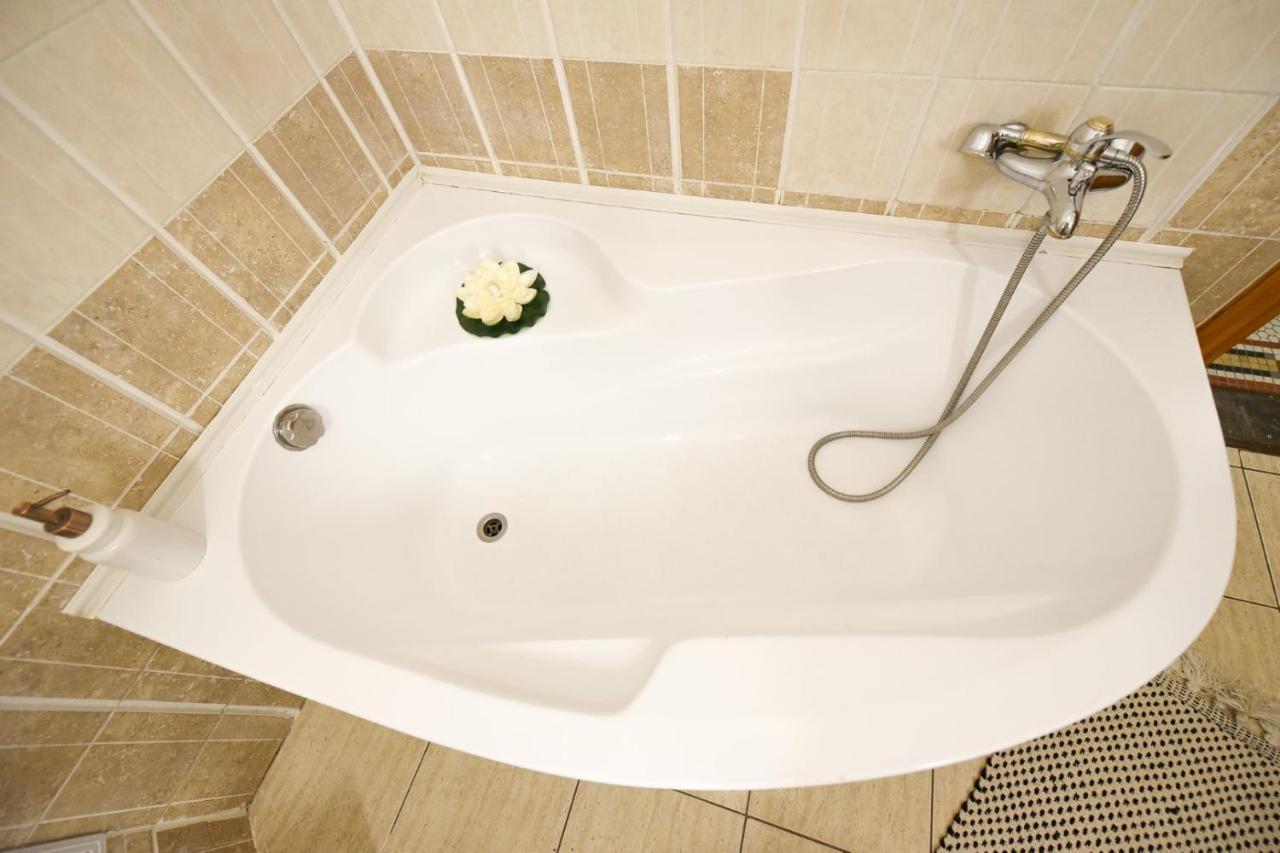 בוקרשט Vintage Elegance, Modern Comfort: 1Br Apartment Overlooking Calea Victoriei מראה חיצוני תמונה