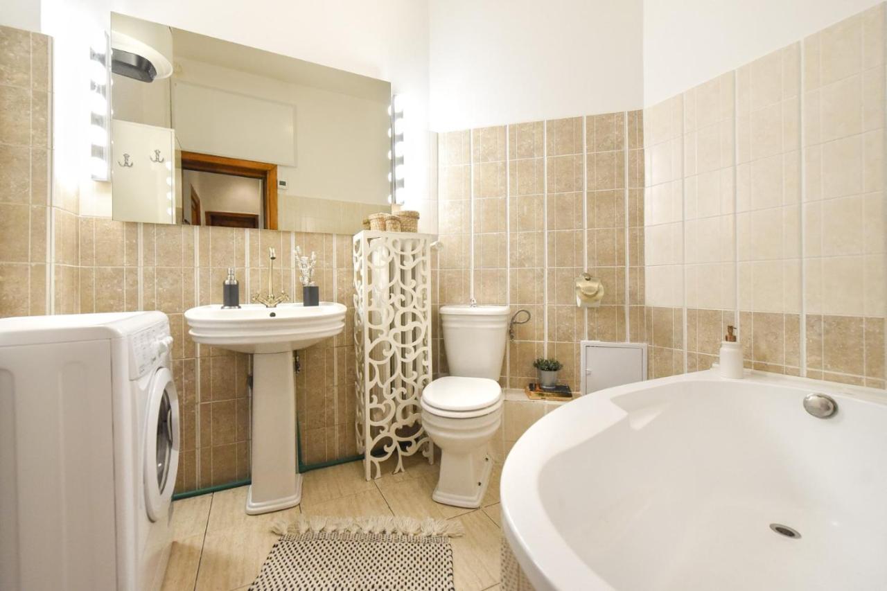 בוקרשט Vintage Elegance, Modern Comfort: 1Br Apartment Overlooking Calea Victoriei מראה חיצוני תמונה